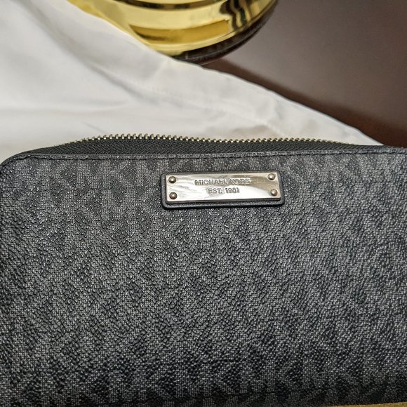Michael Kors Zip Wallet w/gift box and logo dust bag (3-pieces) **NEW** - Picture 2 of 13